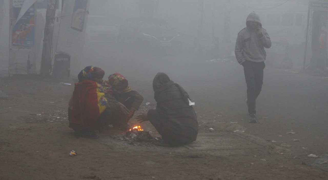 शीतलहरको चपेटामा मधेश : न्यानो ओढ्ने–ओछ्याउने अभावले विपन्न बस्तीको जनजीवन कष्टकर